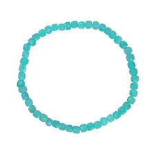 Laden Sie das Bild in den Galerie-Viewer, Amazonit Armband mit facettierten 4 mm Würfel-Perlen in leuchtendem Grün-Blau auf elastischem Schmuckband.
