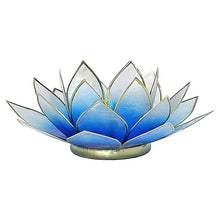 Laden Sie das Bild in den Galerie-Viewer, Lotus-Teelichthalter aus Capiz-Muschel in Blau und Weiß mit goldfarbenen Blütenrändern, ca. 13,5 × 5,5 cm.
