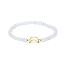 Laden Sie das Bild in den Galerie-Viewer, Elastisches Mondsteinarmband mit feinen 3-mm-Edelsteinperlen und kleinem Halbmondanhänger aus Metall.
