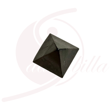 Laden Sie das Bild in den Galerie-Viewer, Schungit Pyramide 3,8–4,2 cm – Schutz &amp; Erdung
