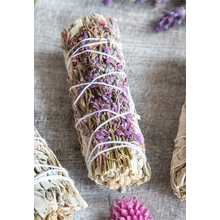 Laden Sie das Bild in den Galerie-Viewer, Gebundenes Räucherbündel aus weißem Salbei mit Lavendel, ca. 10 cm lang.
