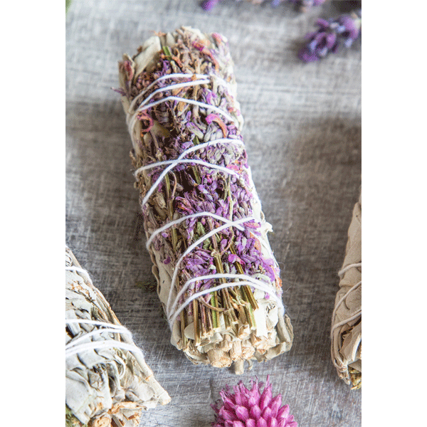 Gebundenes Räucherbündel aus weißem Salbei mit Lavendel, ca. 10 cm lang.