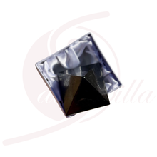 Laden Sie das Bild in den Galerie-Viewer, Schungit Pyramide 3,8–4,2 cm – Schutz &amp; Erdung
