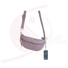 Laden Sie das Bild in den Galerie-Viewer, Damen Bauchtasche flieder aus genarbtem Leder mit goldenen Details und verstellbarem Gurt
