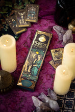 Laden Sie das Bild in den Galerie-Viewer, Sagrada Madre Tarot de Marsella – Räucherstäbchen Vanille &amp; Weihrauch mit 2 Tarotkarten

