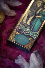 Laden Sie das Bild in den Galerie-Viewer, Sagrada Madre Tarot de Marsella – Räucherstäbchen Vanille &amp; Weihrauch mit 2 Tarotkarten
