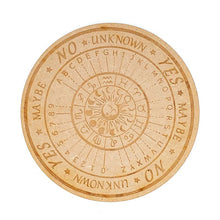 Laden Sie das Bild in den Galerie-Viewer, Pendeltafel Astrologie aus Holz mit Lasergravur Ø 20 cm
