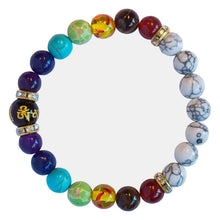 Laden Sie das Bild in den Galerie-Viewer, Elastisches Om Mani Padme Hum Chakra-Armband mit Howlith sowie bunten Edelstein-, Resin- und Glasperlen, ca. 6 cm Durchmesser und 17 cm Umfang.
