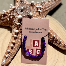Laden Sie das Bild in den Galerie-Viewer, Mutmacher-Armband für Kinder Amethyst Junior "Ich lerne jeden Tag etwas Neues"
