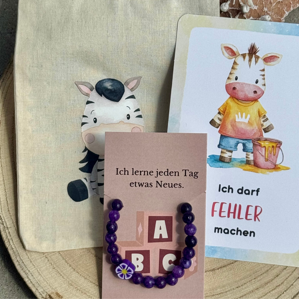 Mutmacher-Armband für Kinder aus Amethyst mit Blütenperle, Affirmationskarte, Kraftkarte und Stoffbeutel