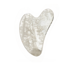 Laden Sie das Bild in den Galerie-Viewer, Gua Sha Massagestein Bergkristall transparenter Naturstein für Gesichts- und Hautmassage
