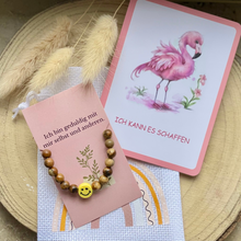 Laden Sie das Bild in den Galerie-Viewer, Mutmacher-Armband für Kinder aus Bilderjaspis mit Smiley-Perle, Affirmationskarte „Ich bin geduldig mit mir selbst und anderen“, Kraftkarte „Ich kann es schaffen“ und Stoffbeutel.
