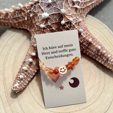 Laden Sie das Bild in den Galerie-Viewer, Mutmacher-Armband für Kinder Carneol Mini – Ich höre auf mein Herz
