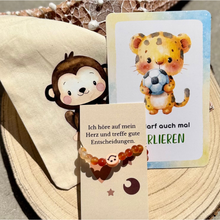 Laden Sie das Bild in den Galerie-Viewer, Mutmacher-Armband für Kinder aus Carneol mit Smiley-Perle, Affirmationskarte „Ich höre auf mein Herz und treffe gute Entscheidungen“, Kraftkarte „Ich darf auch mal verlieren“ und Stoffbeutel.
