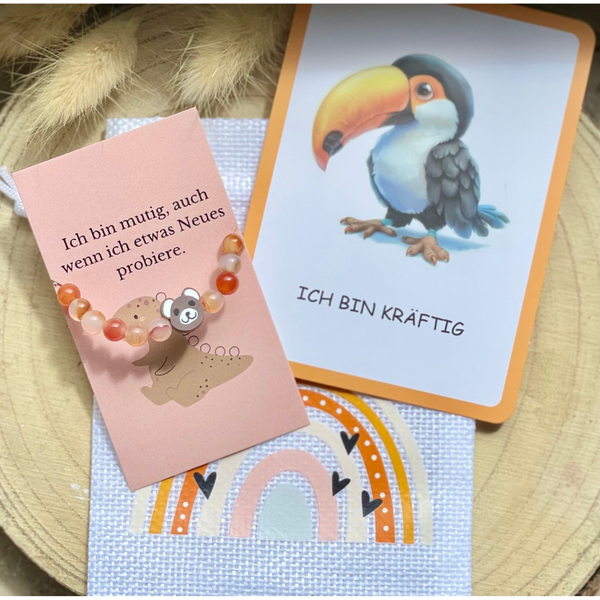 Mutmacher-Armband für Kinder aus Carneol mit Bären-Motivperle, Affirmationskarte „Ich bin mutig, auch wenn ich etwas Neues probiere“, Kraftkarte „Ich bin kräftig“ und Stoffbeutel.