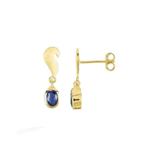 Laden Sie das Bild in den Galerie-Viewer, Ohrstecker mit blauem Disthen oval facettiert in Zargenfassung, Silber 925 vergoldet mit Flügel-Design.
