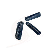 Laden Sie das Bild in den Galerie-Viewer, Disthen Trommelstein gebohrt – Klarheit &amp; Ausrichtung
