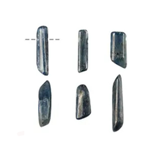 Laden Sie das Bild in den Galerie-Viewer, Gebohrter Trommelstein aus blauem Disthen 2,5–5 cm mit 2,5 mm Bohrung als Anhänger.
