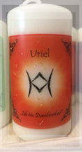 Laden Sie das Bild in den Galerie-Viewer, Engelalm Energiekerze klein „Uriel“ – Kraft, Mut &amp; Erdung (10x5cm)
