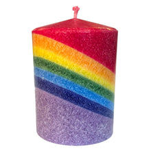Laden Sie das Bild in den Galerie-Viewer, Rainbow Kerze aus Stearin 7,5 x 10 cm Regenbogenfarben
