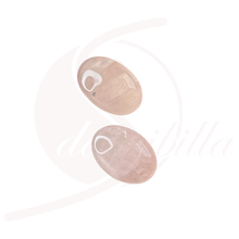 Laden Sie das Bild in den Galerie-Viewer, Rosenquarz Linsenstein oval 4,5 cm rosa Halbedelstein für Massage Selbstliebe Harmonie


