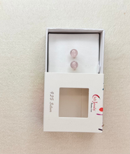 Laden Sie das Bild in den Galerie-Viewer, Rosenquarz Ohrstecker 6 mm – Selbstliebe &amp; Harmonie
