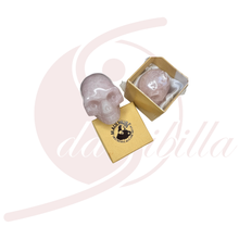Laden Sie das Bild in den Galerie-Viewer, Rosenquarz Kristallschädel 4 cm – Selbstliebe &amp; Harmonie | Geschenkbox

