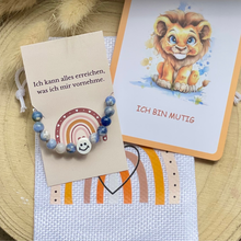 Laden Sie das Bild in den Galerie-Viewer, Mutmacher-Armband für Kinder aus Sodalith mit Smiley-Perle, Affirmationskarte „Ich kann alles erreichen, was ich mir vornehme“, Kraftkarte „Ich bin mutig“ und Stoffbeutel.

