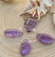 Laden Sie das Bild in den Galerie-Viewer, Freeform Amethyst A gebohrt 4 cm – Klärung &amp; Spiritualität
