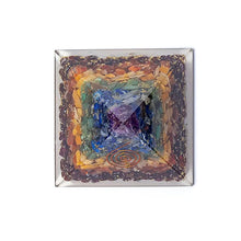 Laden Sie das Bild in den Galerie-Viewer, Orgonit Pyramide 7 Chakren mit Edelsteinen – ca. 7 cm
