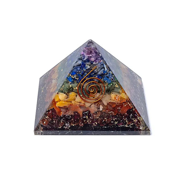 Orgonit-Pyramide aus Kunstharz mit sieben Chakra-Edelsteinen in verschiedenen Farben, ca. 7 cm groß.