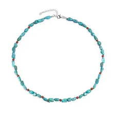 Laden Sie das Bild in den Galerie-Viewer, Collier aus Türkis und rotem Chalcedon – handgefertigter Halbedelstein-Schmuck mit rhodiniertem 925-Silberverschluss, Symbol für Schutz, Energie und innere Balance.
