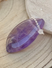 Laden Sie das Bild in den Galerie-Viewer, Freeform Amethyst A gebohrt 4,5 cm – Klärung &amp; Spiritualität
