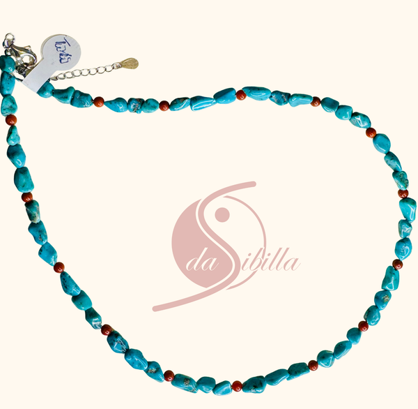 Collier aus Türkis und rotem Chalcedon – handgefertigter Halbedelstein-Schmuck mit rhodiniertem 925-Silberverschluss, Symbol für Schutz, Energie und innere Balance.

