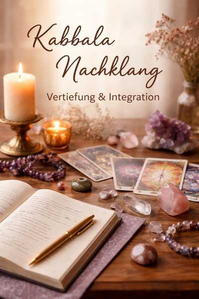 Kabbala Nachklang Vertiefung und Integration. Spirituelle Beratung mit Karten, Notizbuch, Kerze und Halbedelsteinen in ruhiger Atmosphäre.