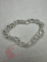 Laden Sie das Bild in den Galerie-Viewer, Armband Bergkristall – Klarheit &amp; innere Balance (8–10 mm Nuggets)
