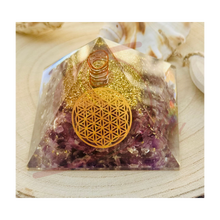 Laden Sie das Bild in den Galerie-Viewer, Orgonit Pyramide mit Amethyst &amp; Blume des Lebens 7 cm
