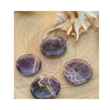 Laden Sie das Bild in den Galerie-Viewer, Scheibenstein Amethystquarz 4 cm – Klarheit &amp; Innerer Frieden

