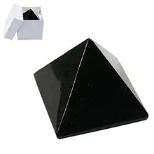 Laden Sie das Bild in den Galerie-Viewer, Schungit Pyramide 3,8–4,2 cm in Geschenkbox, schwarzer Halbedelstein in geometrischer Form


